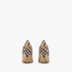 Check Dame Pumps
