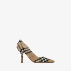 Check Dame Pumps